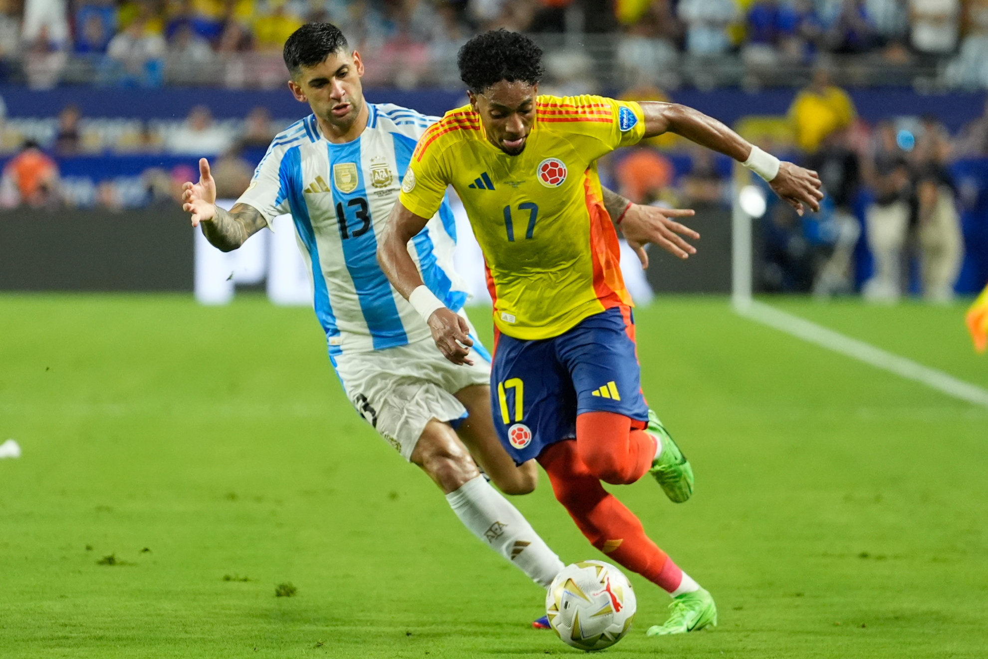 Johan Mojica conduciendo el balón en la final de la Copa América.