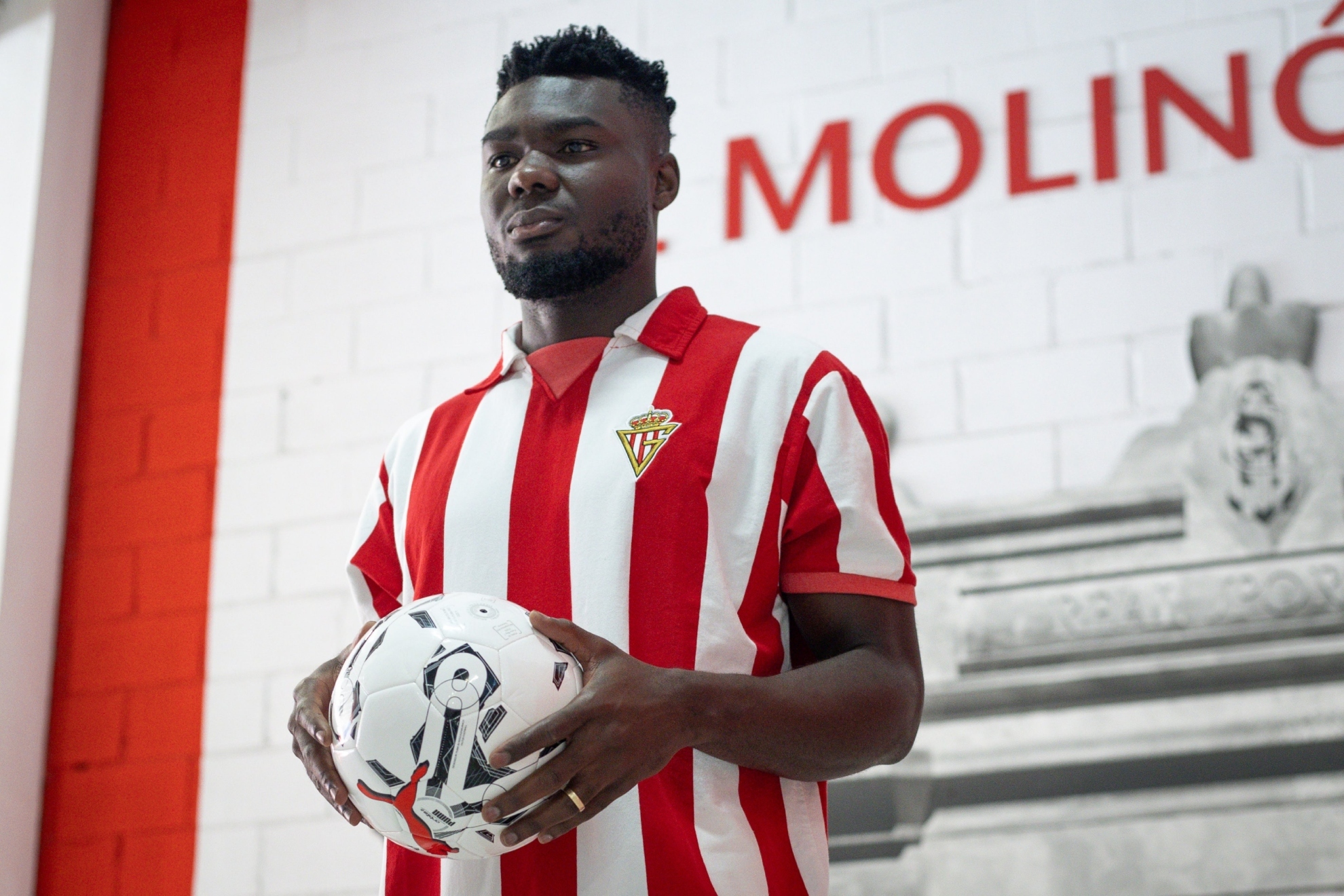 Jordy Caicedo ya luce con la camiseta del Sporting.