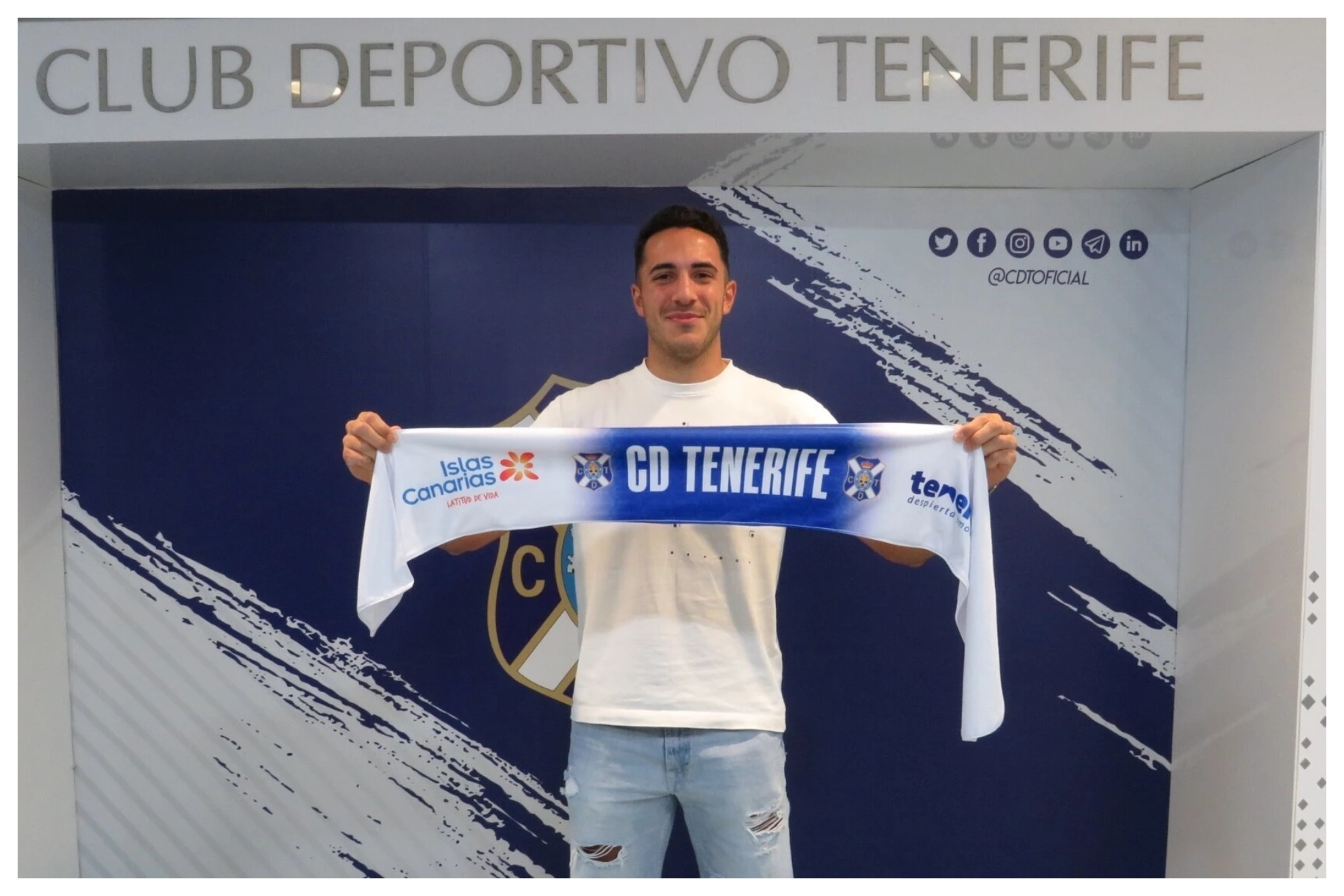 Josep Gayá luce ya  como nuevo jugador blanquiazul