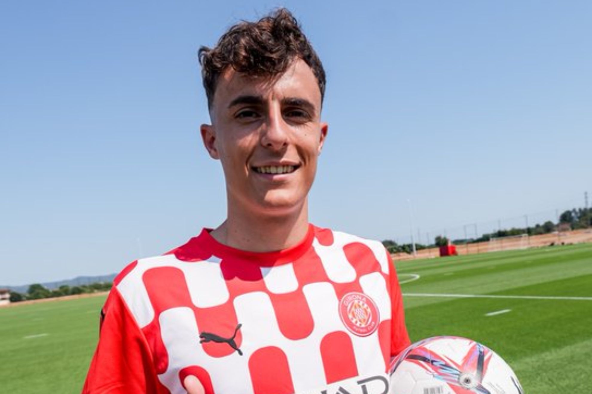 Alejandro Francés posa con la camiseta del Girona