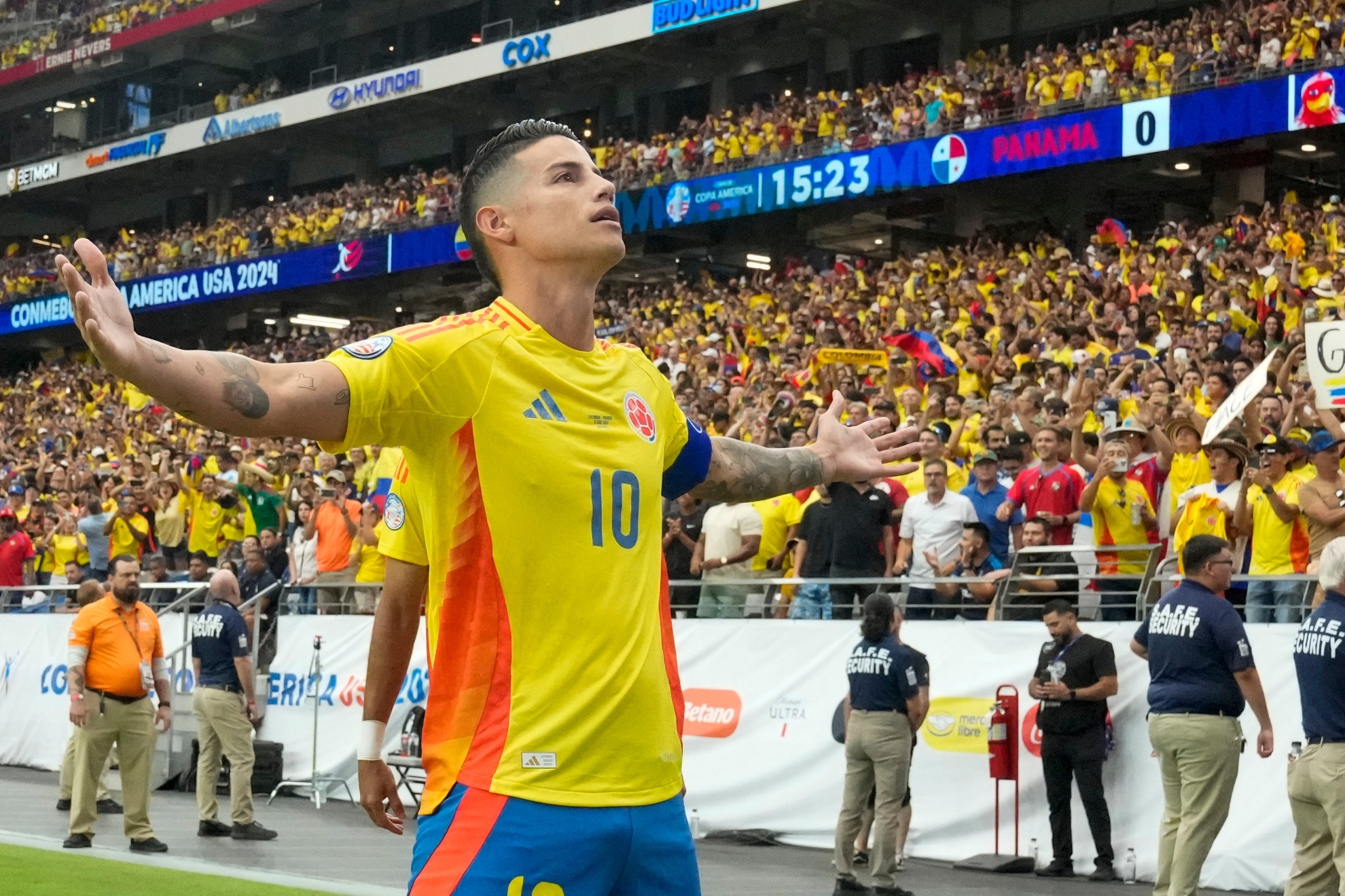 James Rodríguez celebra un gol con Colombia