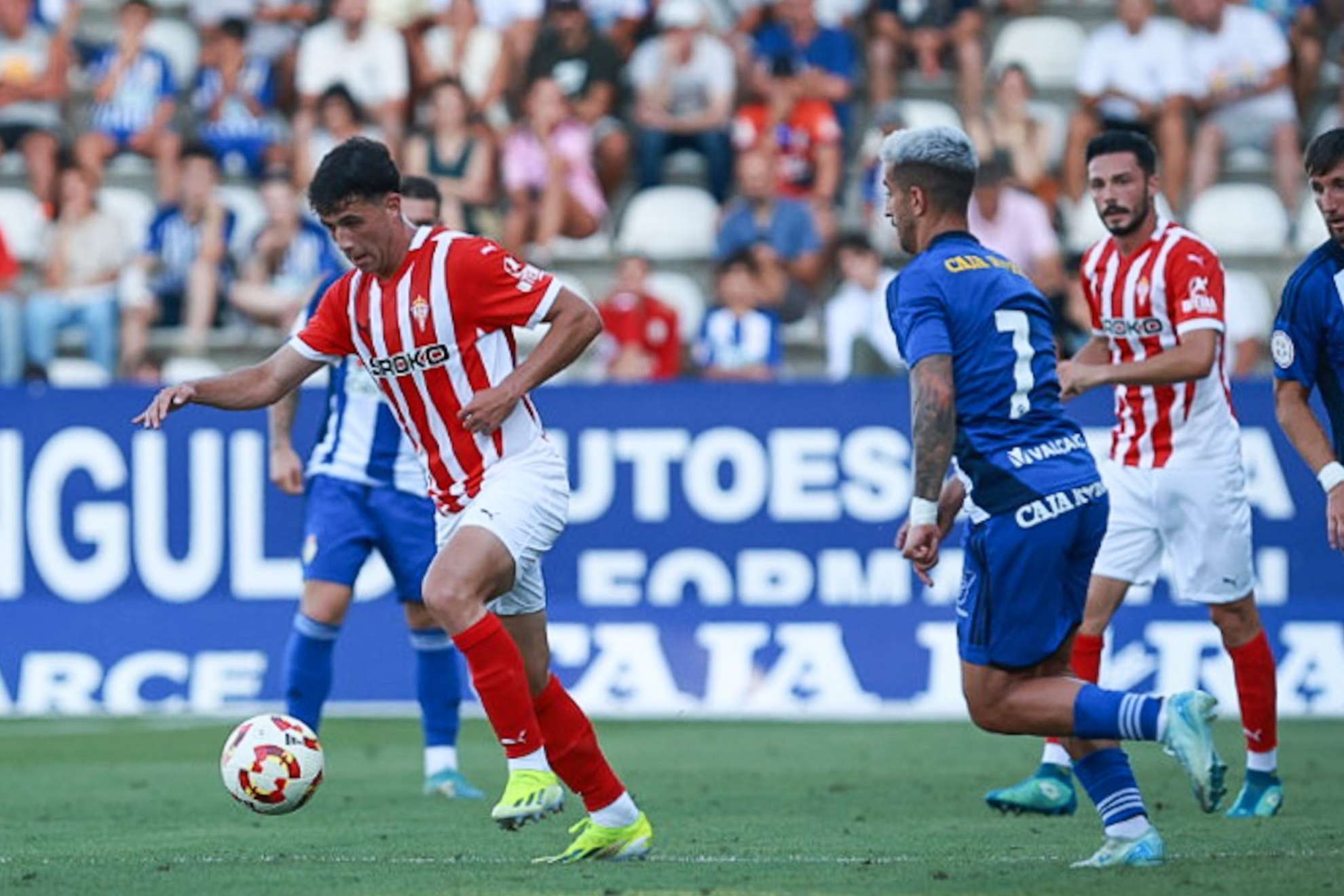 El jugador del Sporting ante la atenta mirada del jugador rival.