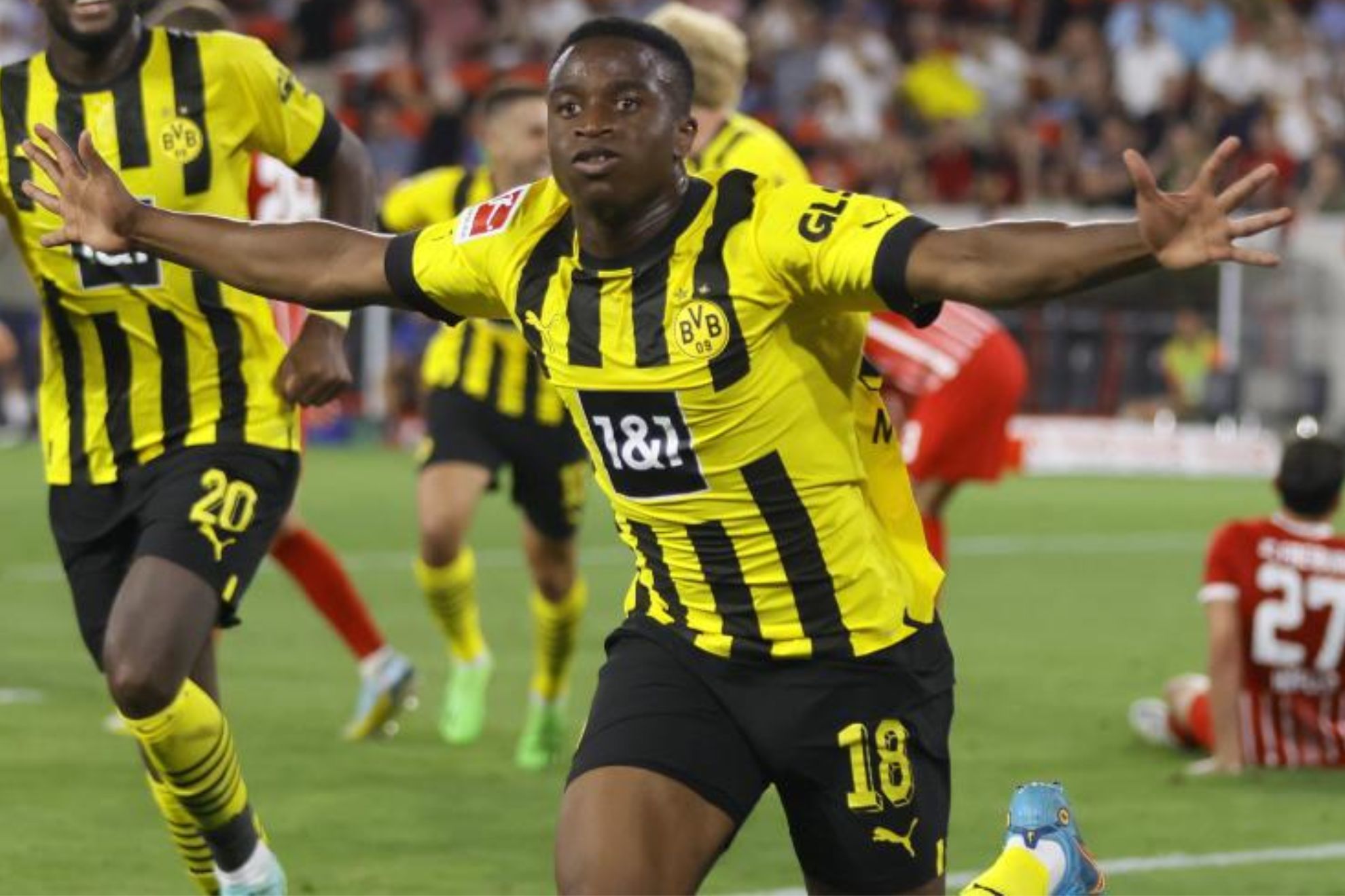 Moukoko, celebrando un gol con el Borussia Dortmund