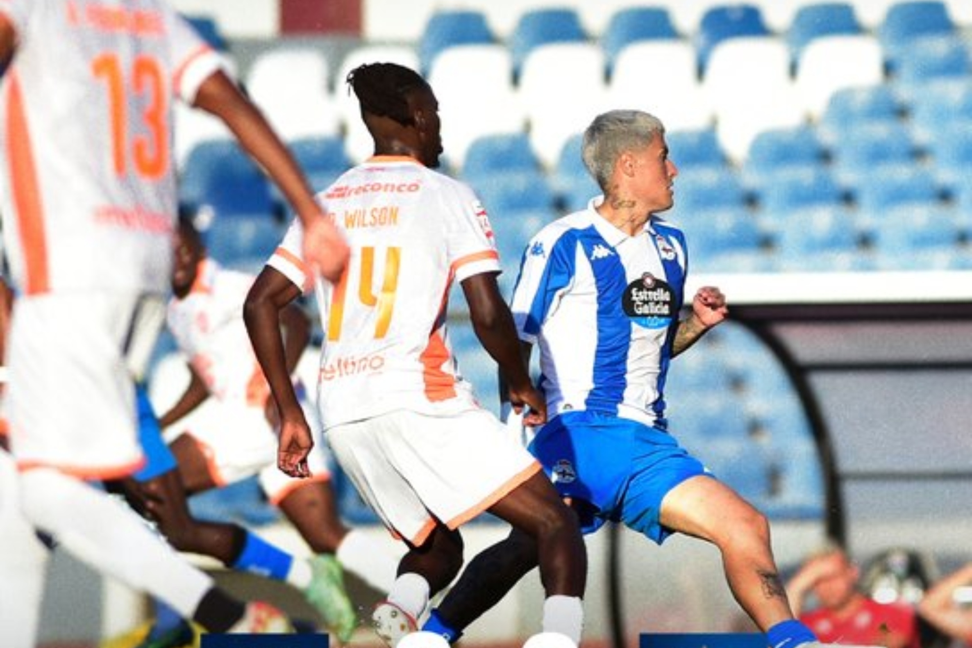Hugo Rama lucha por hacerse con el balón.