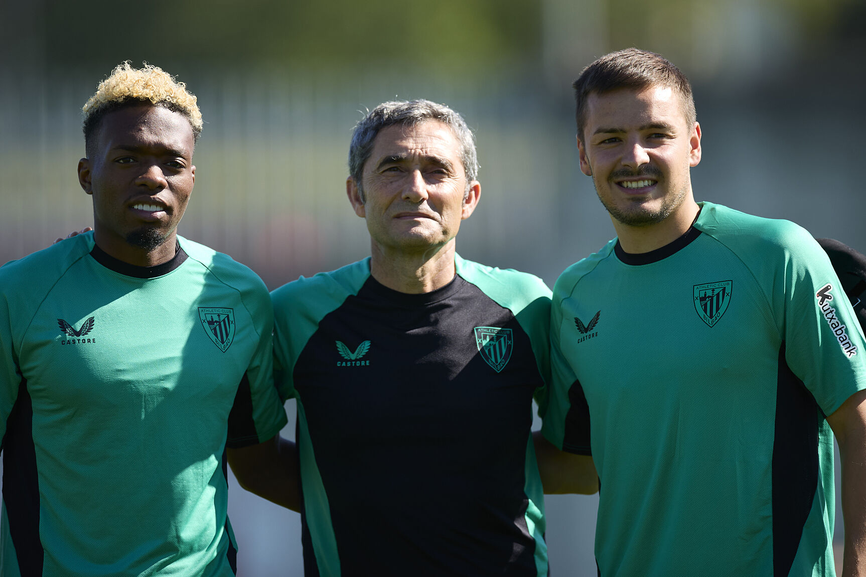 Djaló y Gorosabel, caras nuevas de la plantilla, flanquean a Valverde en la presentación del equipo.