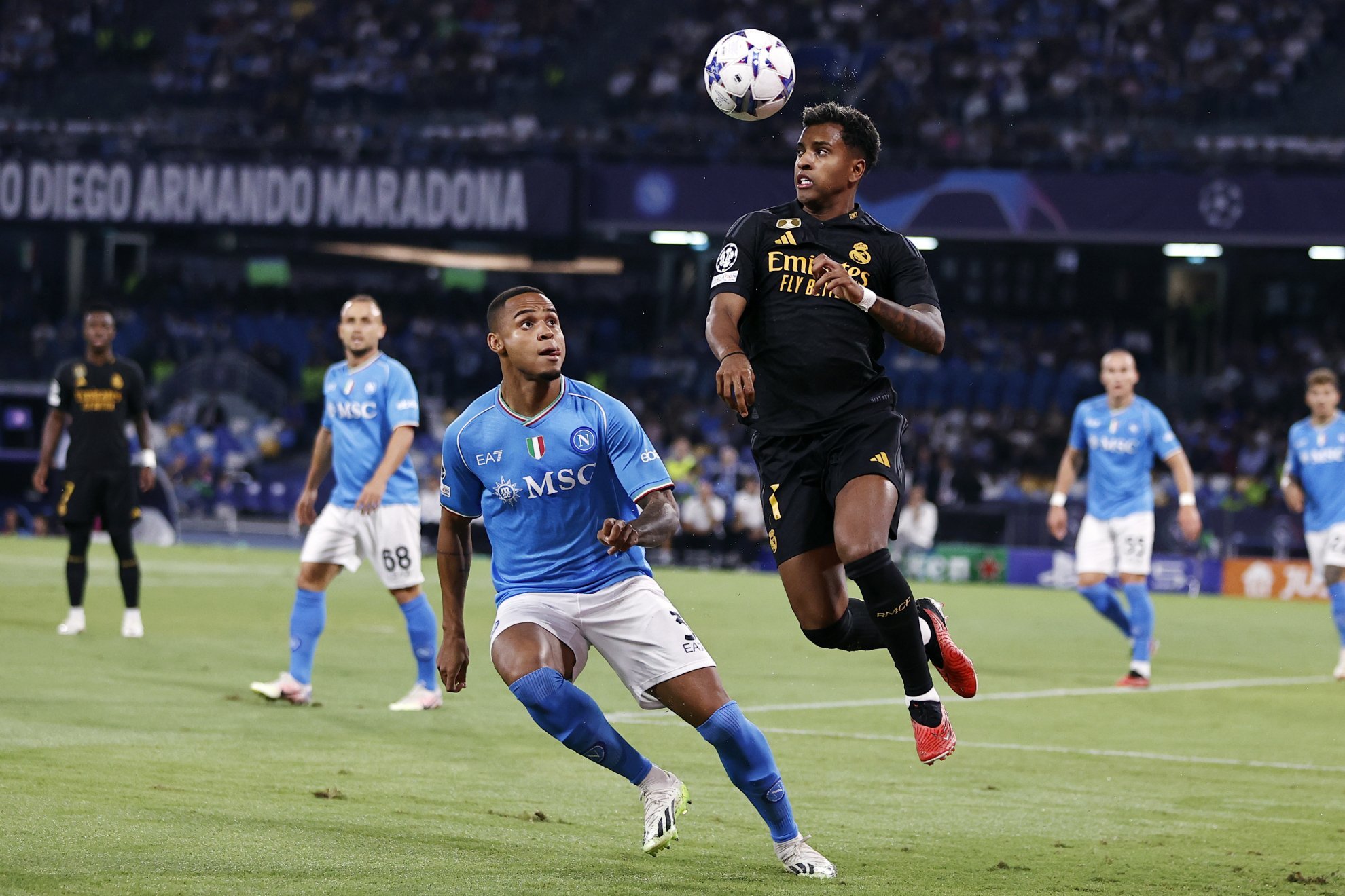 Natan presiona a Rodrygo en un partido contra el Real Madrid.