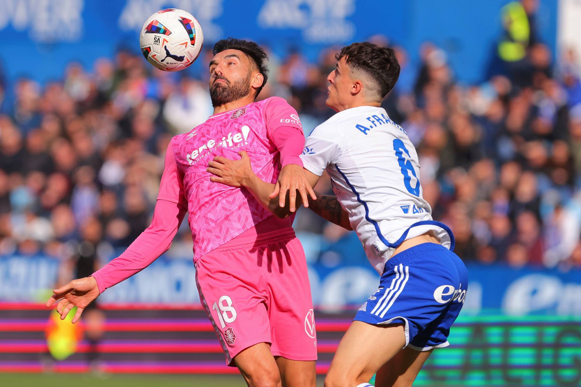 Enric Gallego y Alejandro Francés disputan un balón la temporada pasada