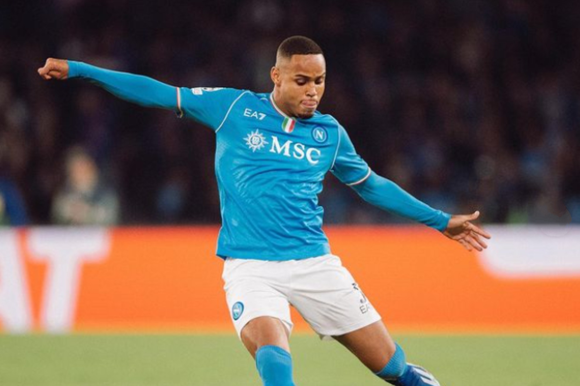 Natan golpea el balón en un partido.