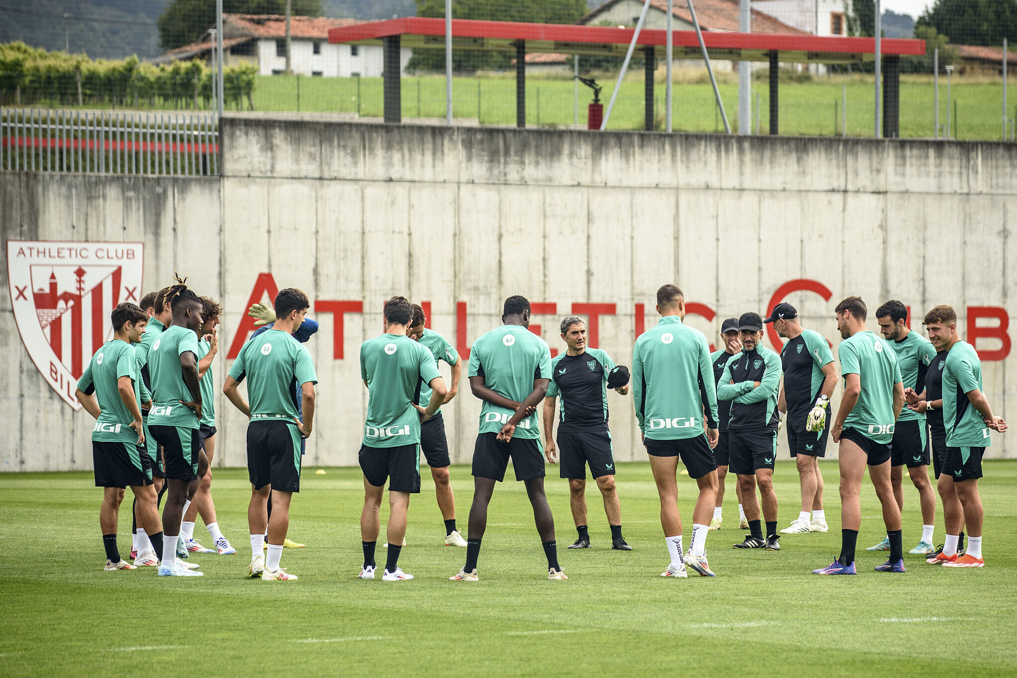 Valverde se dirige a sus jugadores en uno de los entrenamientos en Lezama.