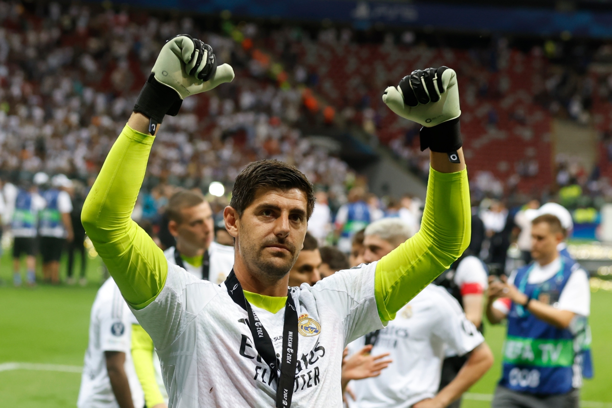 Courtois  celebra la Supercopa de Europa ganada en Varsovia por el Real Madrid/JOSÉ ANTONIO GARCÍA
