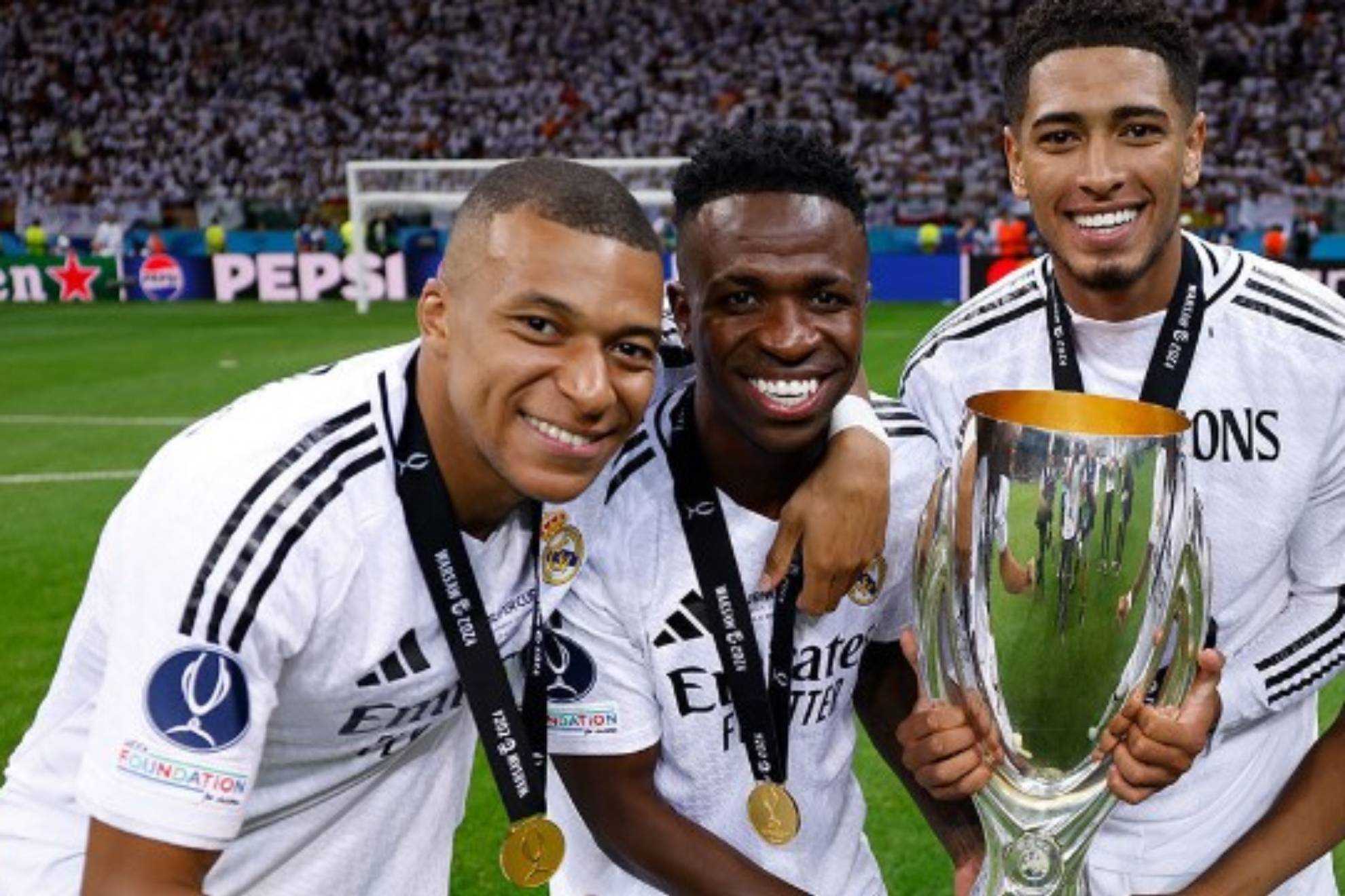 Mbappé, Vinicius y Bellingham posan con la Supercopa de Europa