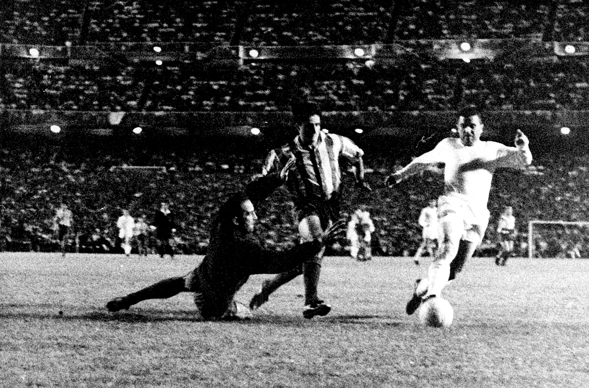 Ferenc Puskas, ante el portero.