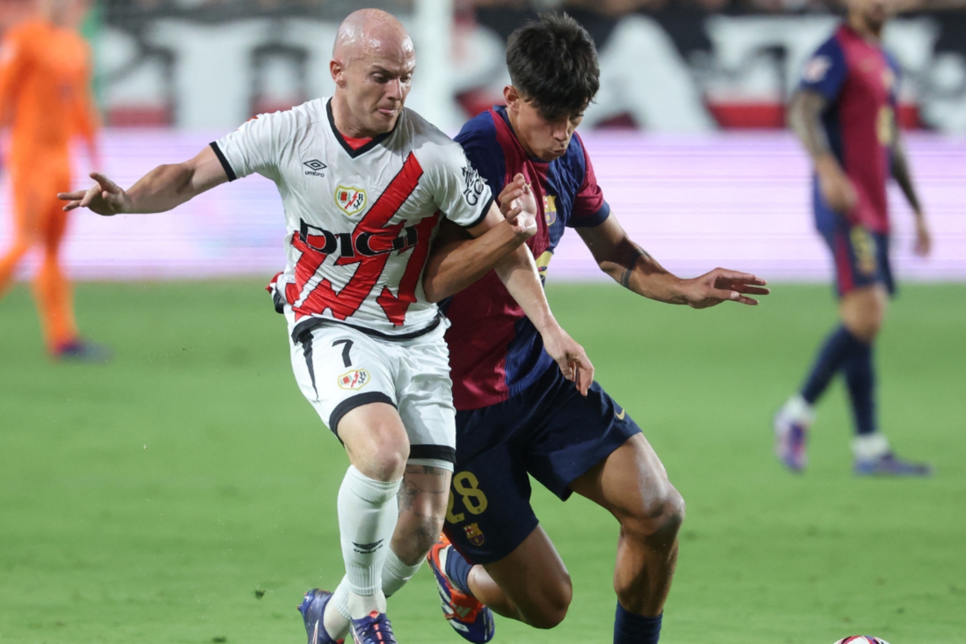 Isi y Bernal disputando el balón