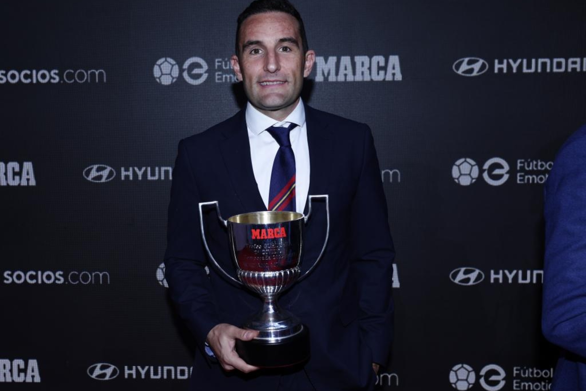 Con el Trofeo Guruceta MARCA de la temporada 2022-23.