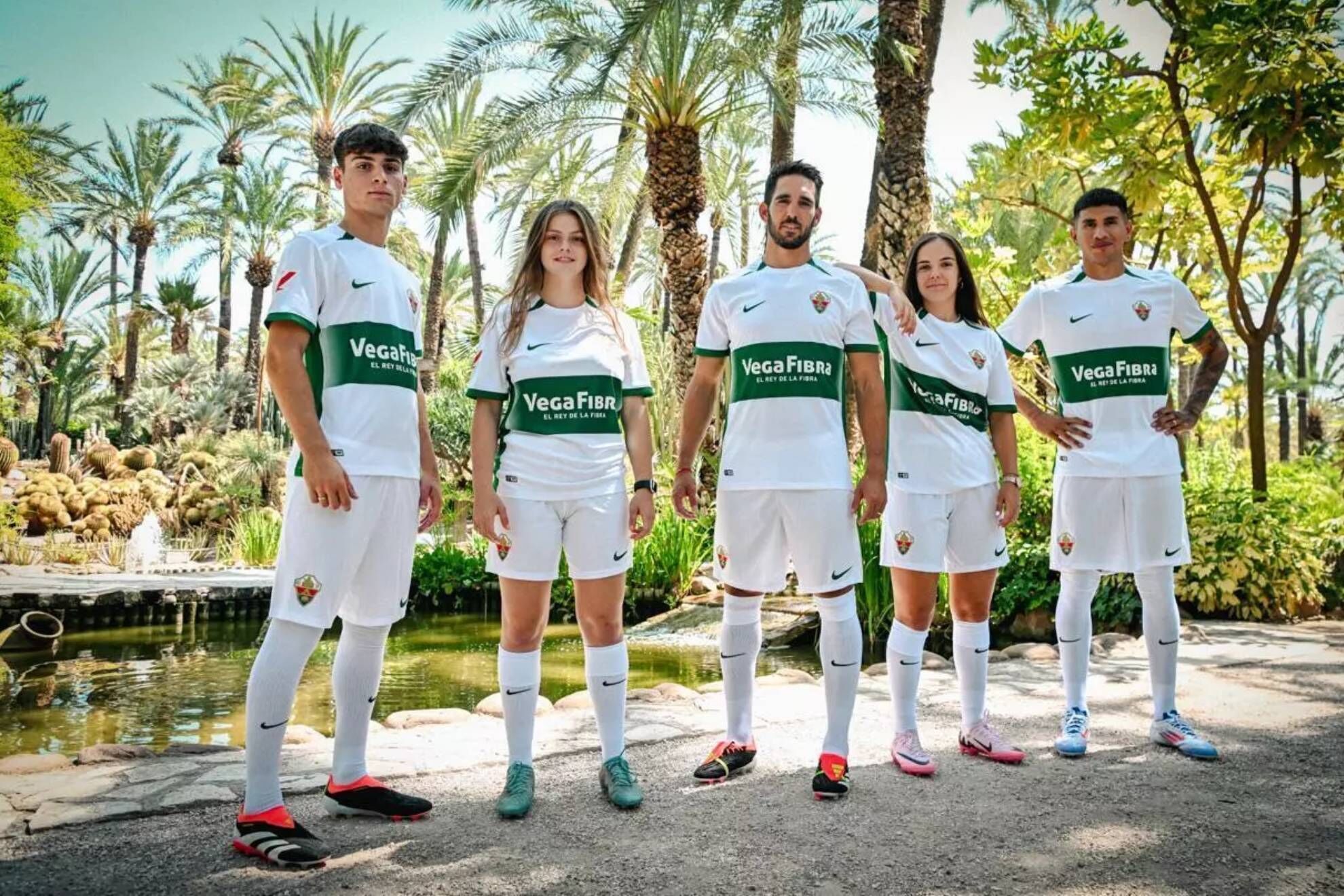 El Elche recupera su franja completa en la primera equipación