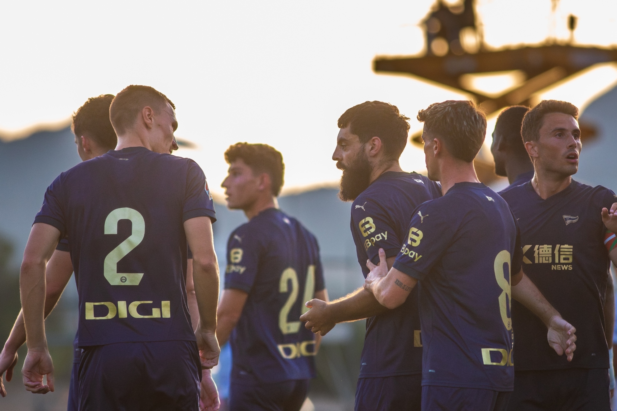 Los jugadores del Alavés celebran el gol de Asier Villalibre.
