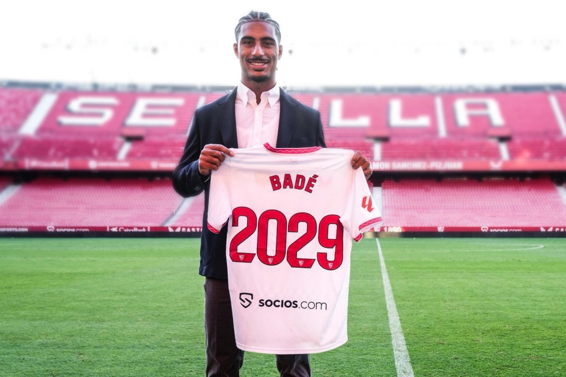 Loïc Badé posa con la camiseta de su renovación.