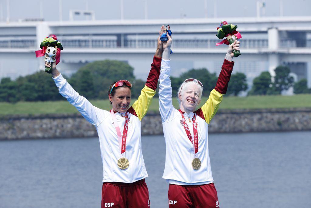 Susana Rodríguez posa con el oro en Tokio junto a su antigua guía Sara Loehr.