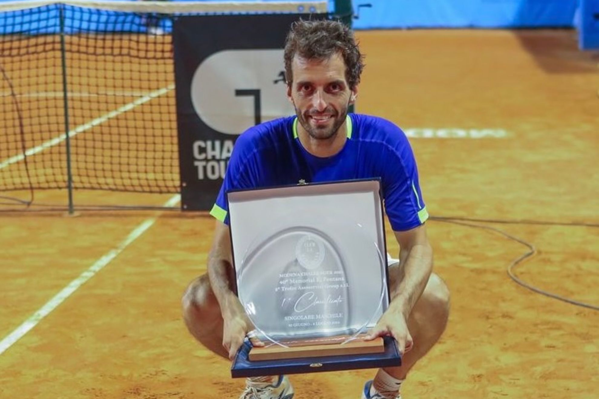 Albert Ramos, con el trofeo ganado en Módena