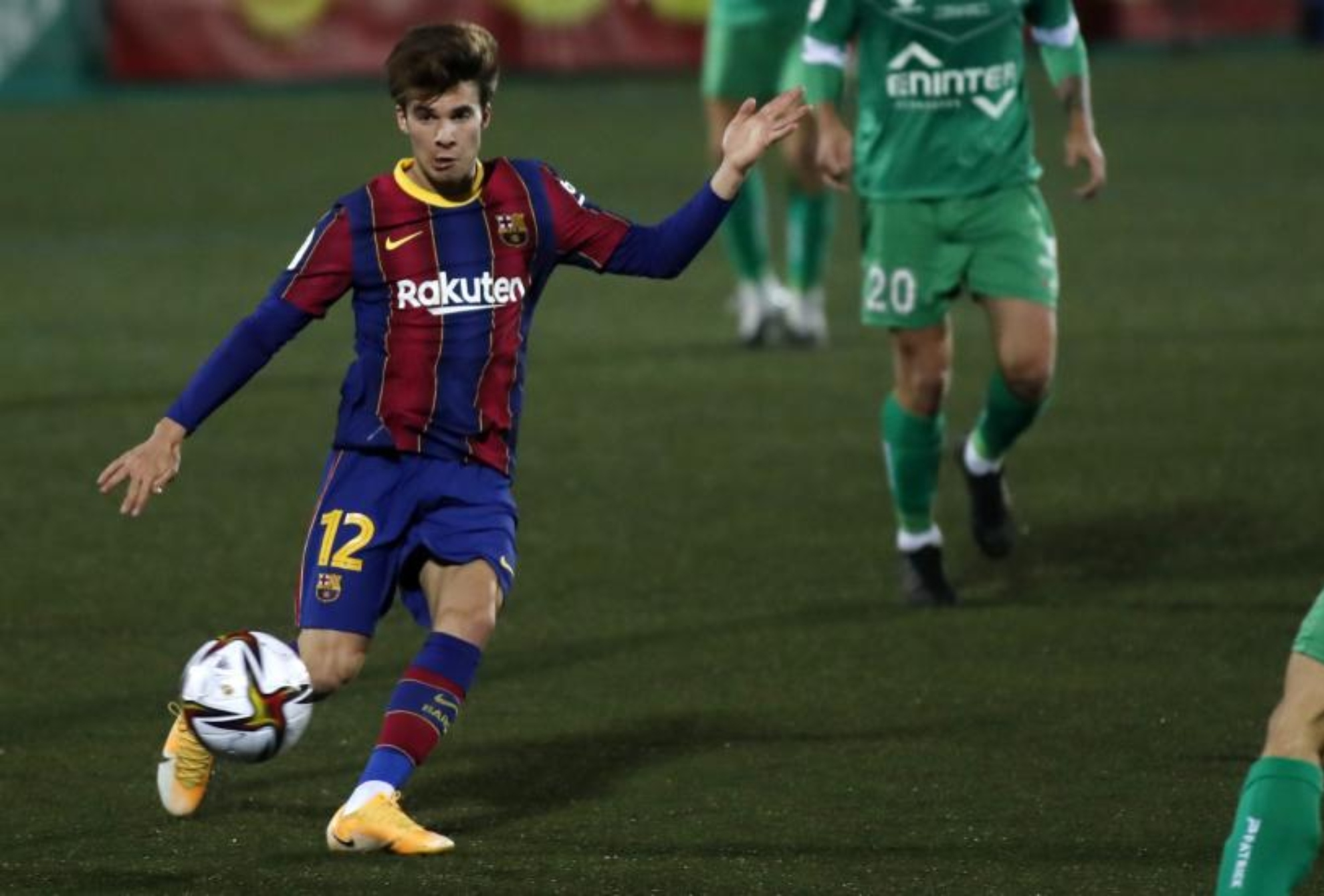 Riqui, en un encuentro con el Barcelona.