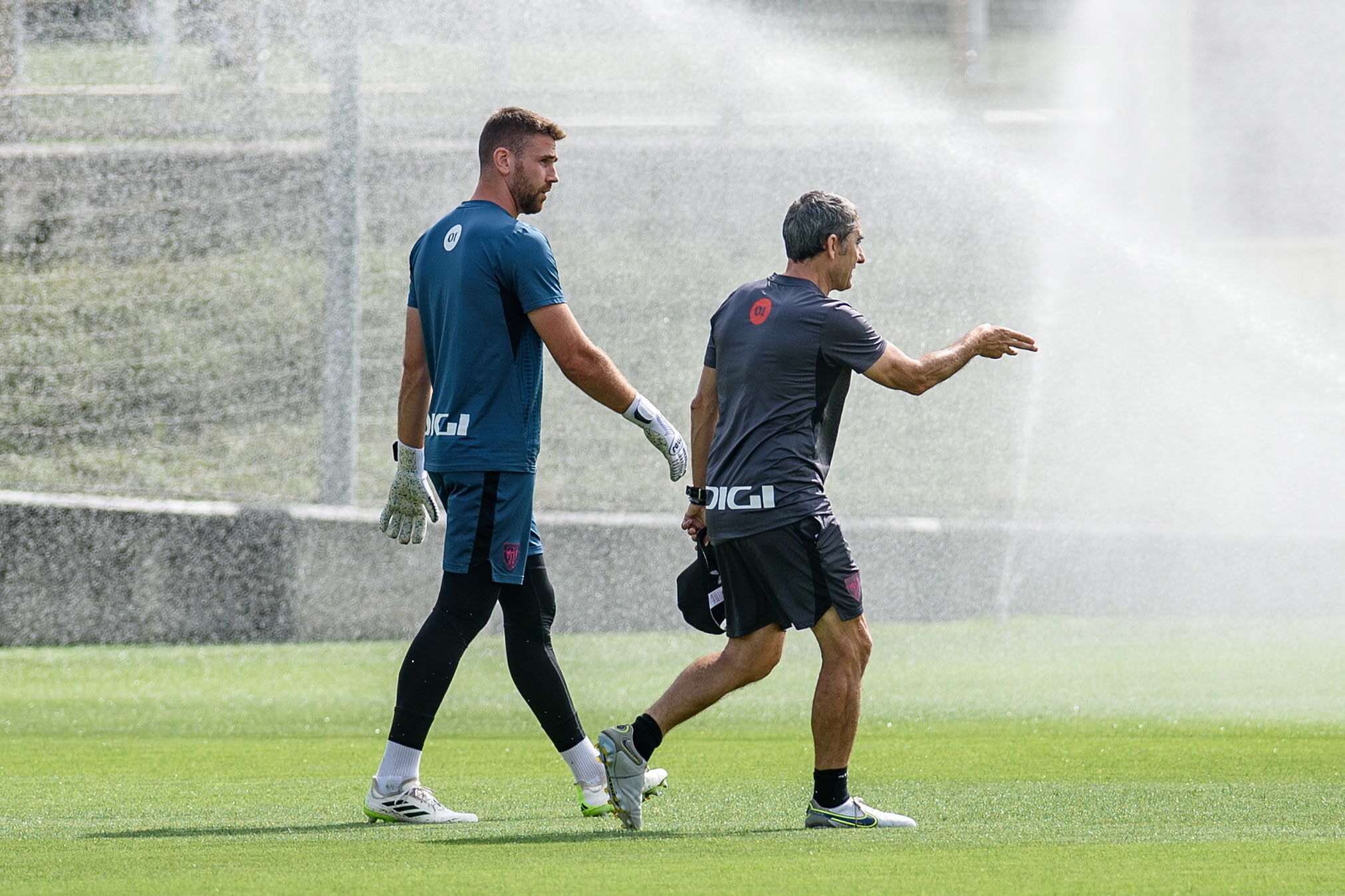 Valverde y Simón charlan antes de inicio de un entrenamiento en Lezama