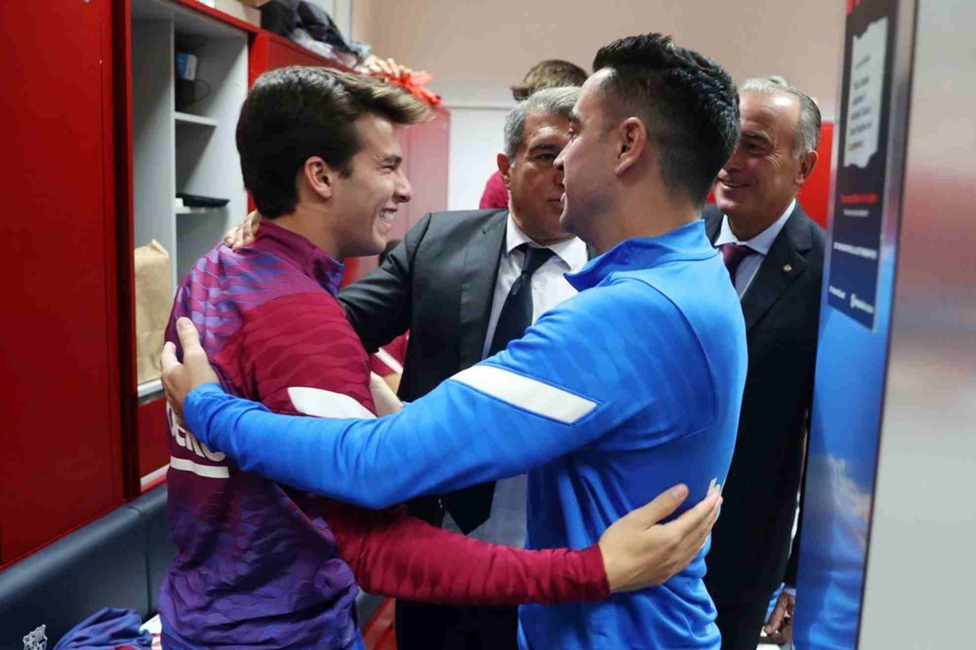 Riqui Puig y Xavi se saludan