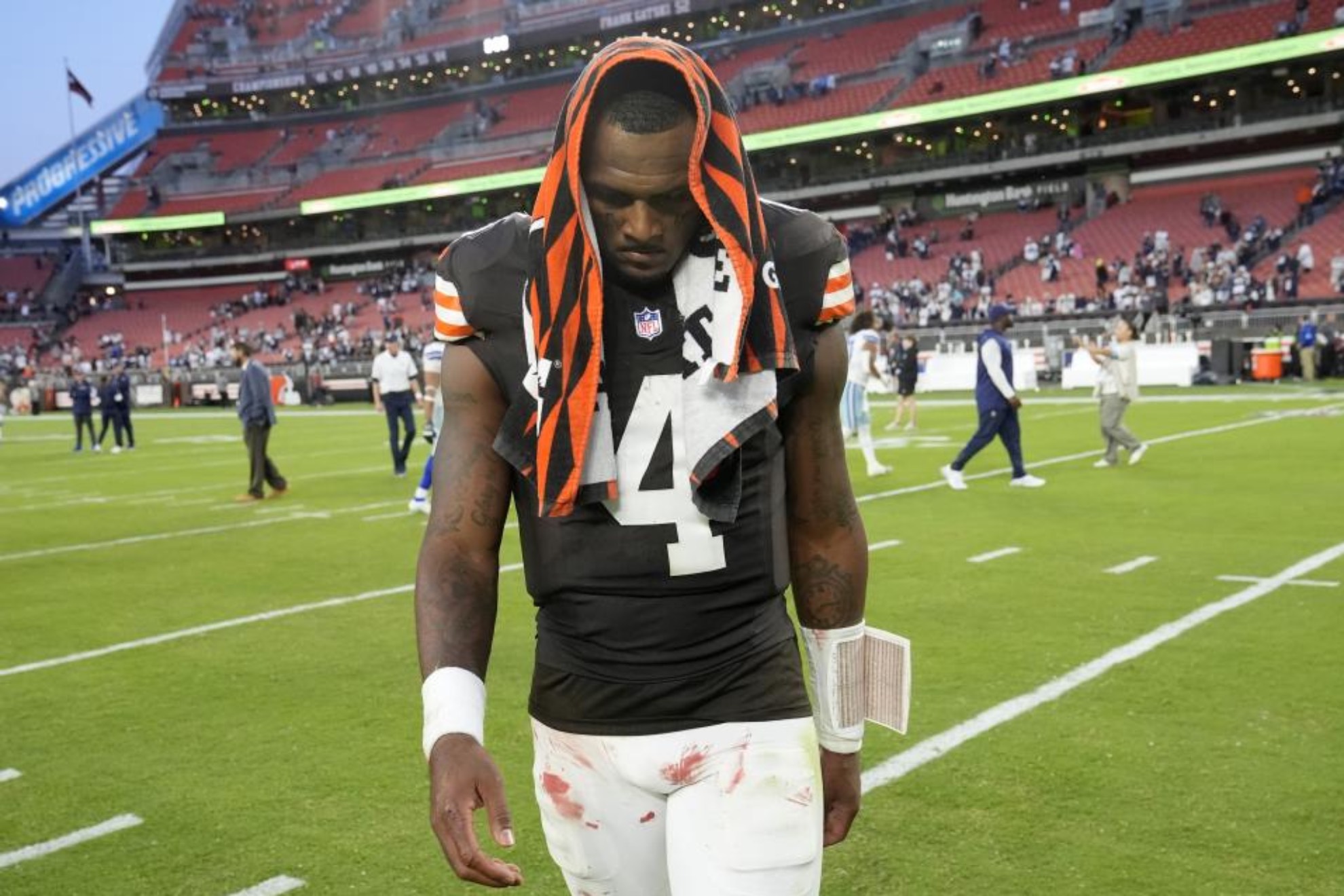 Deshaun Watson, de los Browns de Cleveland sale del campo