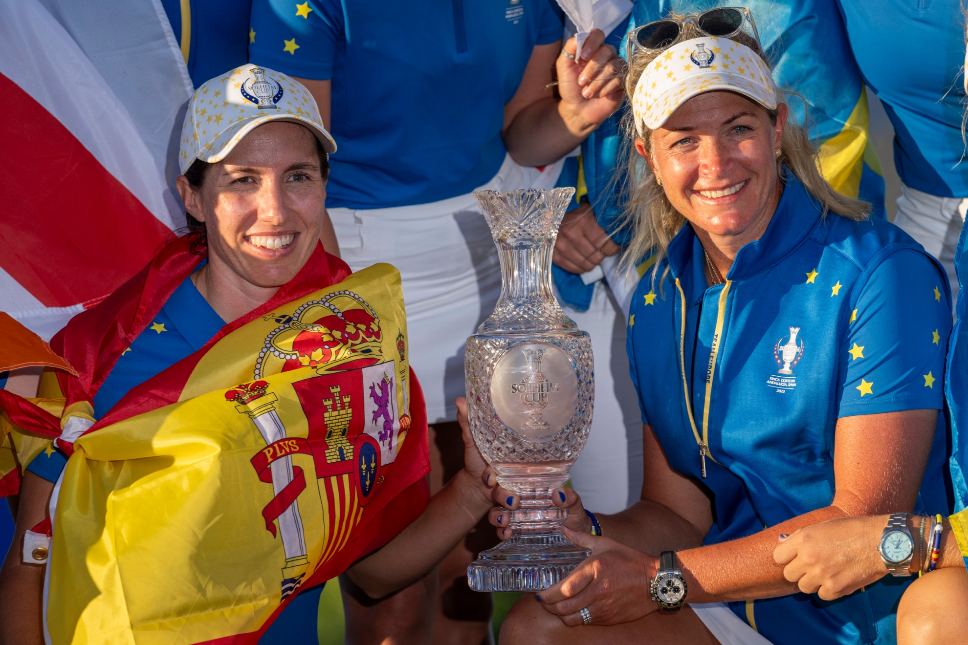 Carlota Ciganda y la capitana Suzann Pettersen tras retener la copa en 2023.