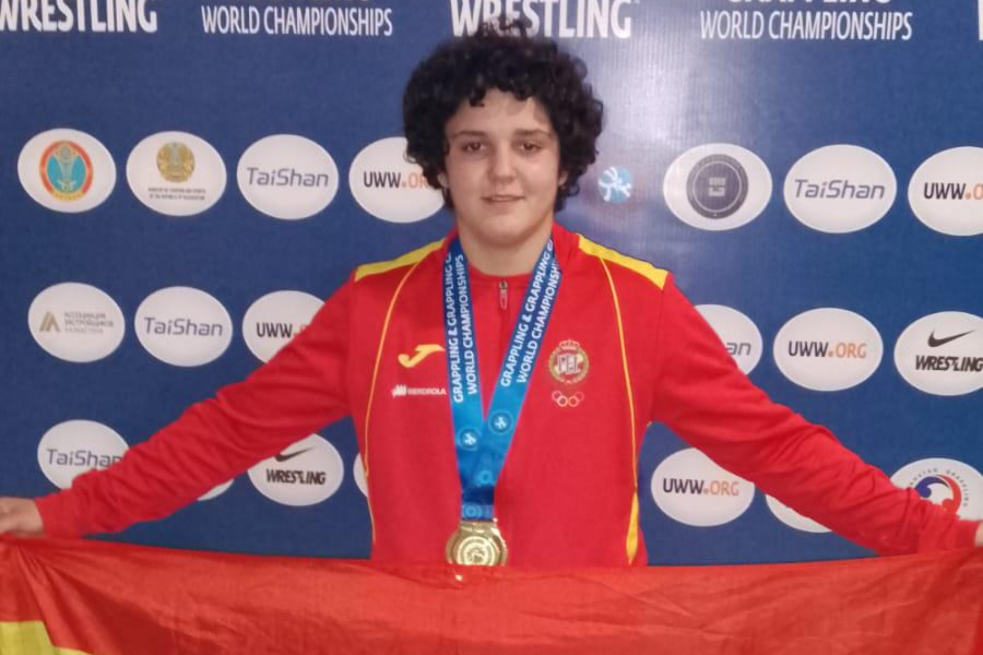 Merche García posando con la medalla de oro en el Mundial de Grappling.