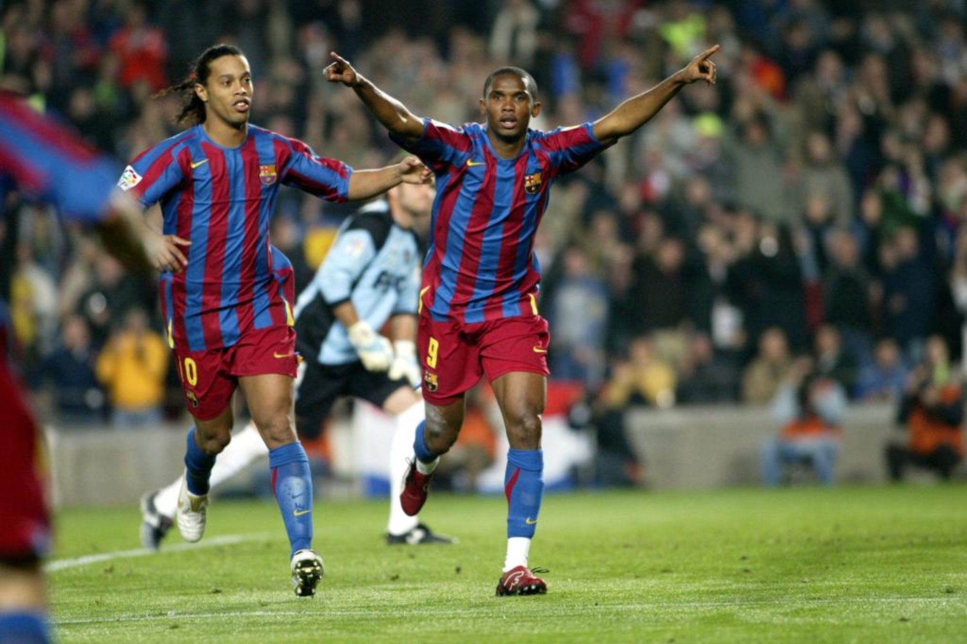 Eto'o junto a Ronaldinho celebrando uno de los goles contra el Getafe