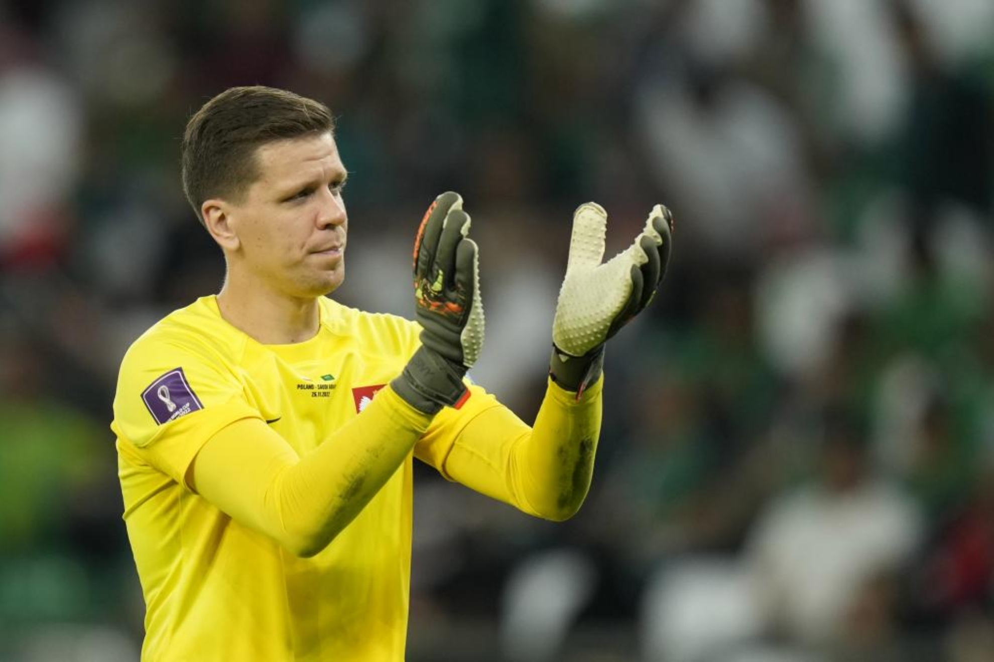 Szczesny aplaude a la grada.