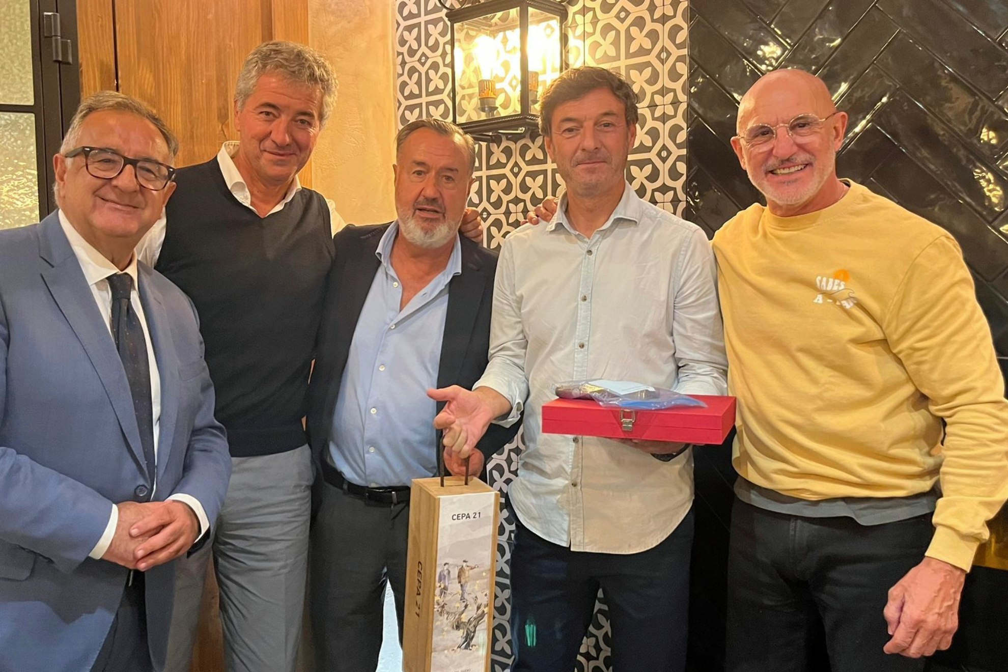 Roberto Gómez, Miguel Ángel Gil Marín, Ángel Martín y Luis de la Fuente flanquean al técnico campeón olímpico.