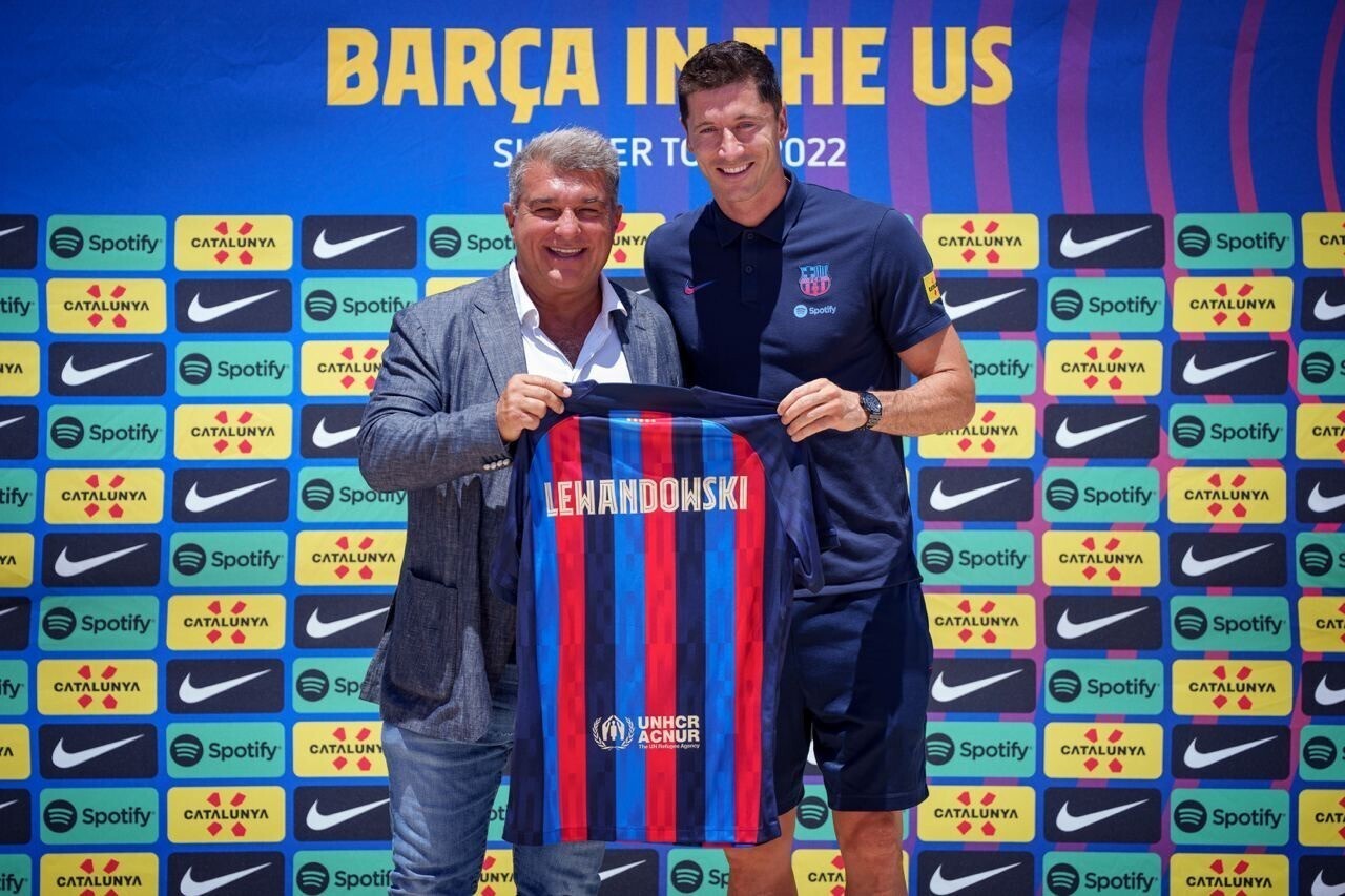 Joan Laporta, con Lewandowski en su presentación como jugador del Barcelona.