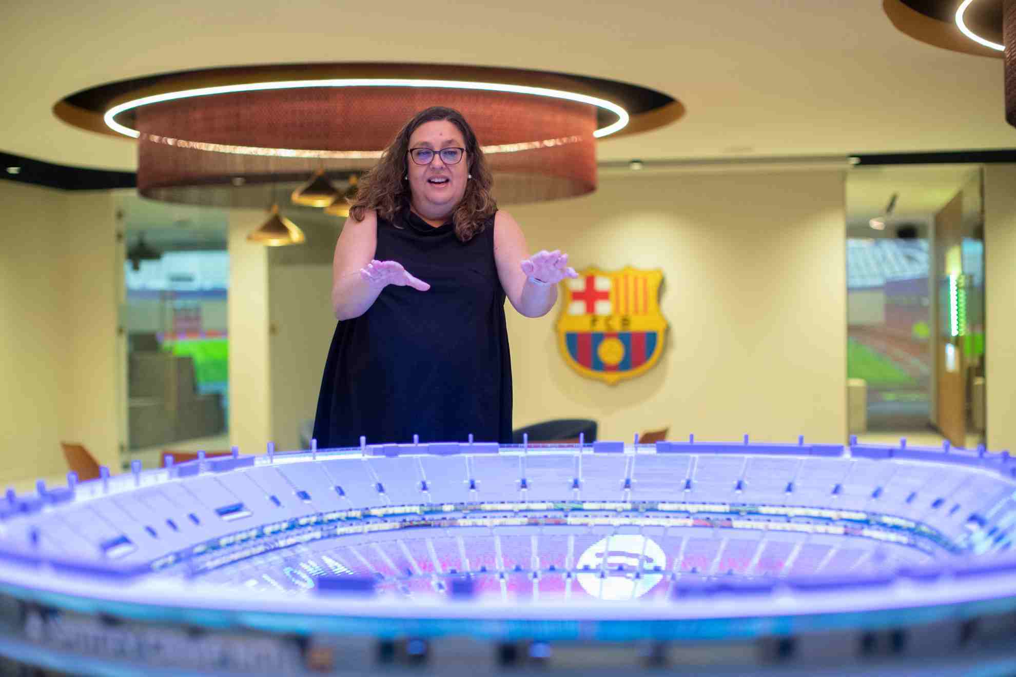 Elena Fort, junto a la maqueta del nuevo Spotify Camp Nou