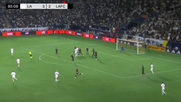 !OLE¡ El gol de Riqui Puig que celebró a lo torero