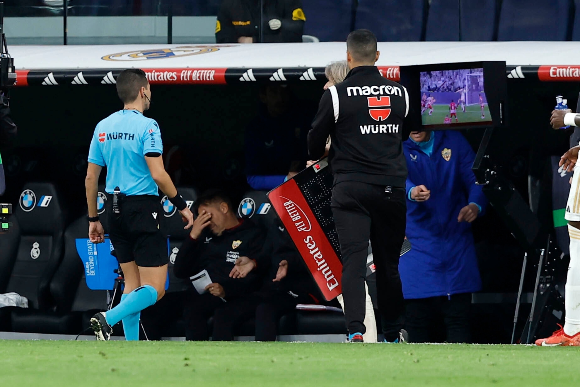 El colegiado Hernández Maeso, dirigiéndose al monitor en el Bernabéu para revisar una jugada.
