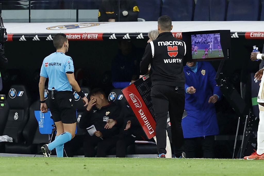 Hernández Maeso se a acerca al monitor del VAR durante el Real Madrid-Almería.