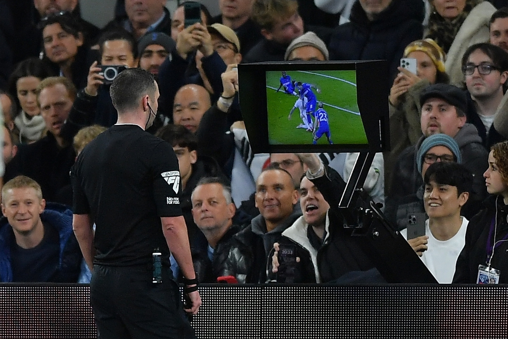 Revisión de VAR de un partido de la Premier League esta temporada.