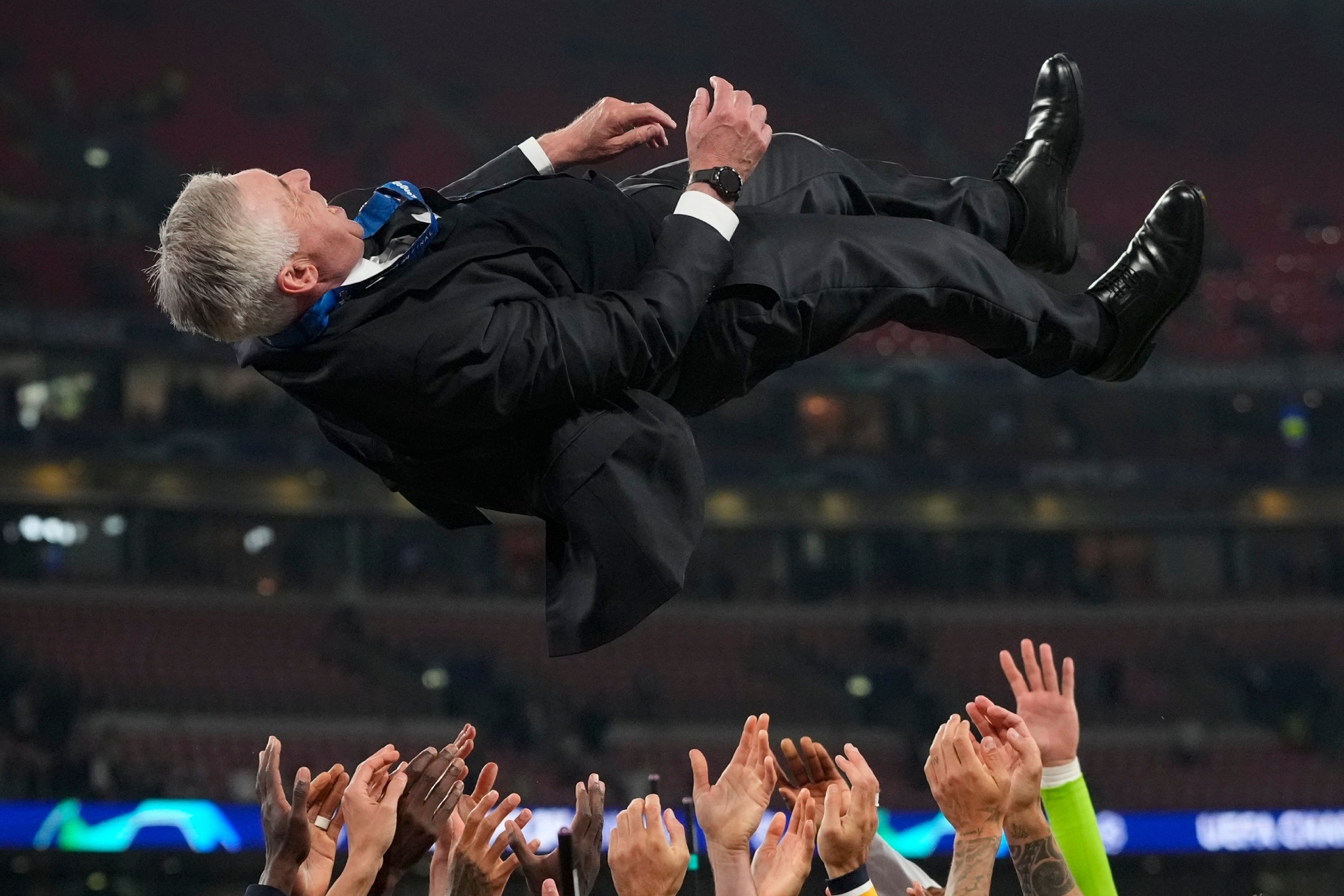 Ancelotti, manteado por sus jugadores