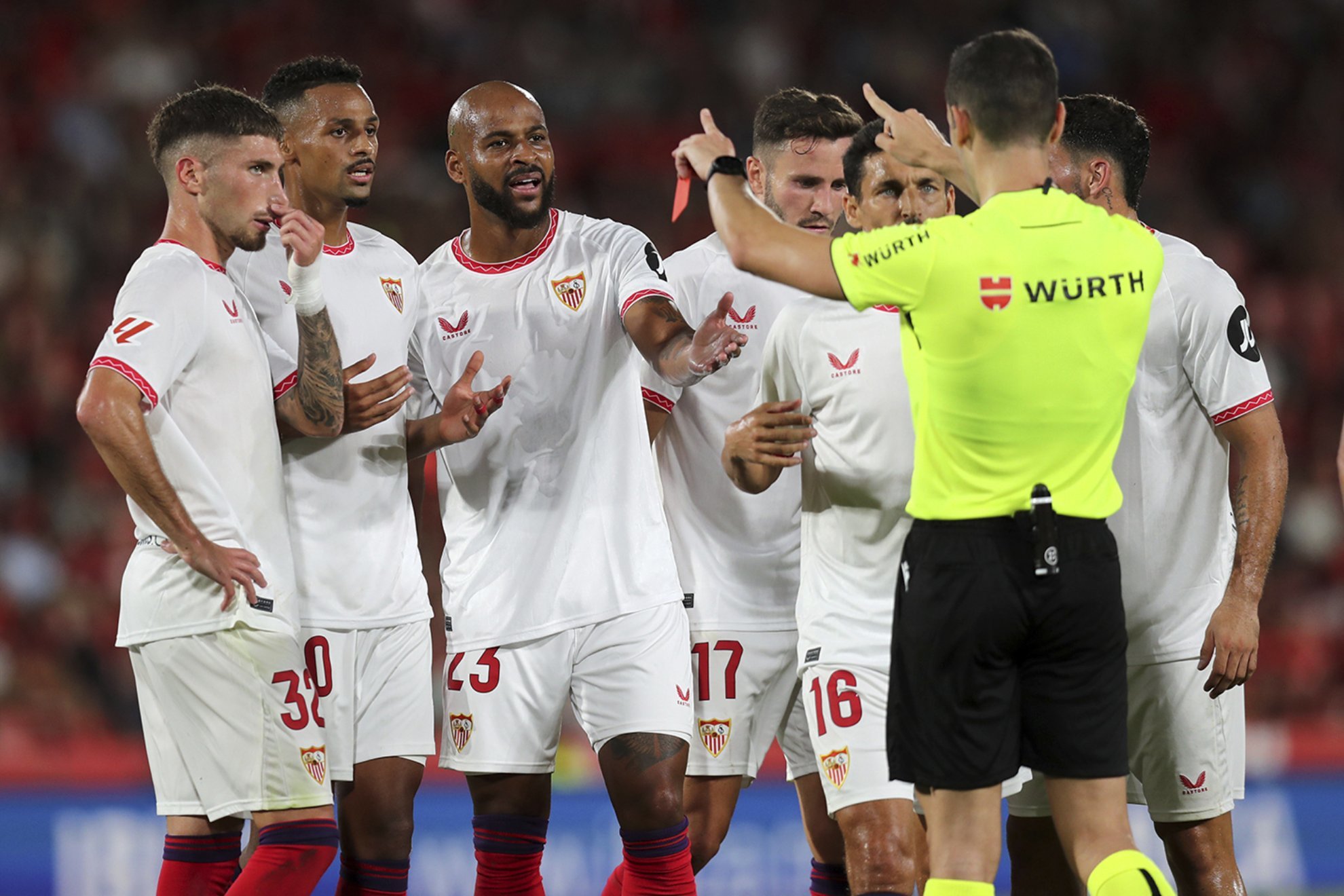 El colegiado aleja a los jugadores del Sevilla tras la roja a Saúl.