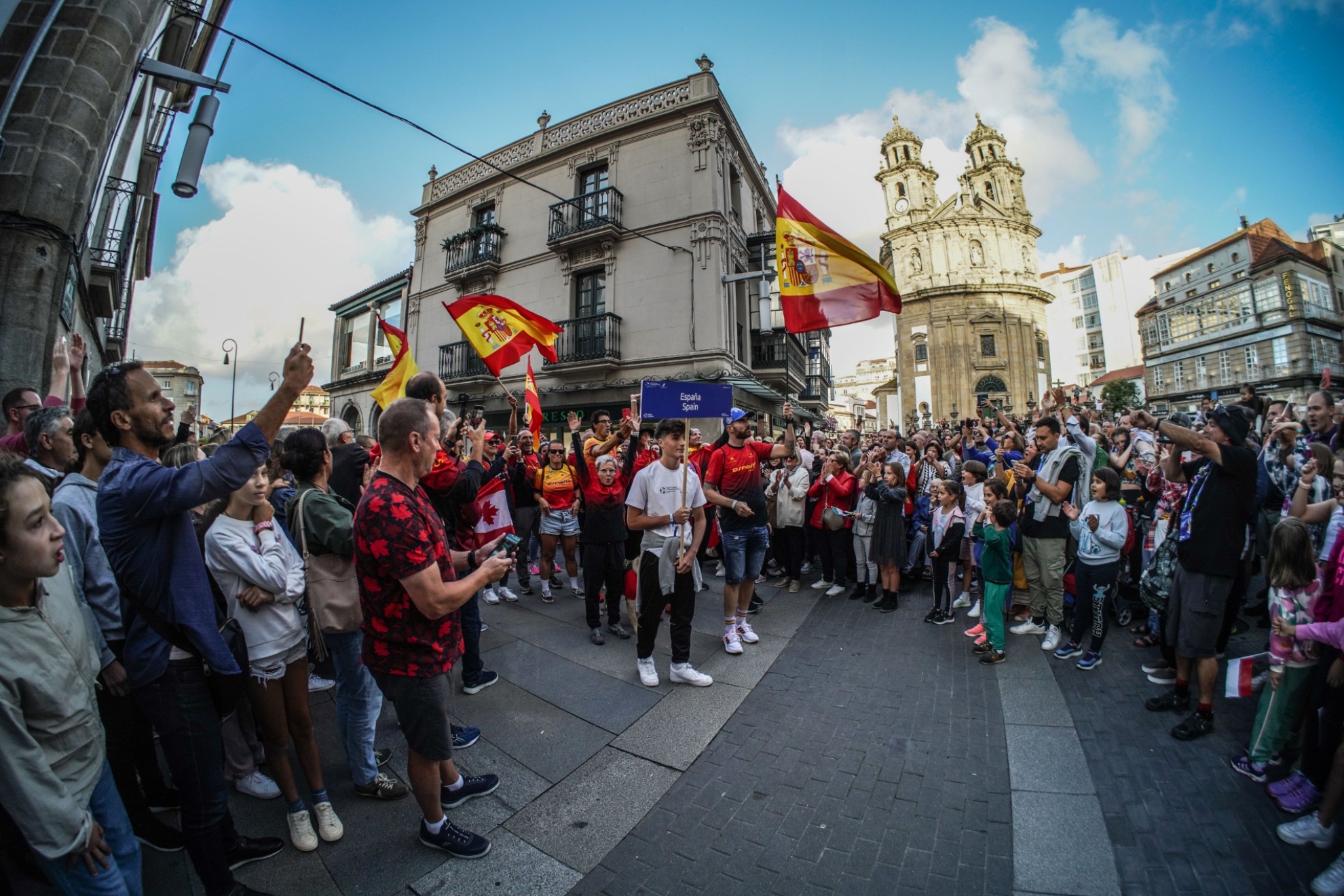 Desfile de España en la ceremonia de inauguración de la Gran Final de las Series Mundiales de triatlón de Pontevedra en 2023. FETRI