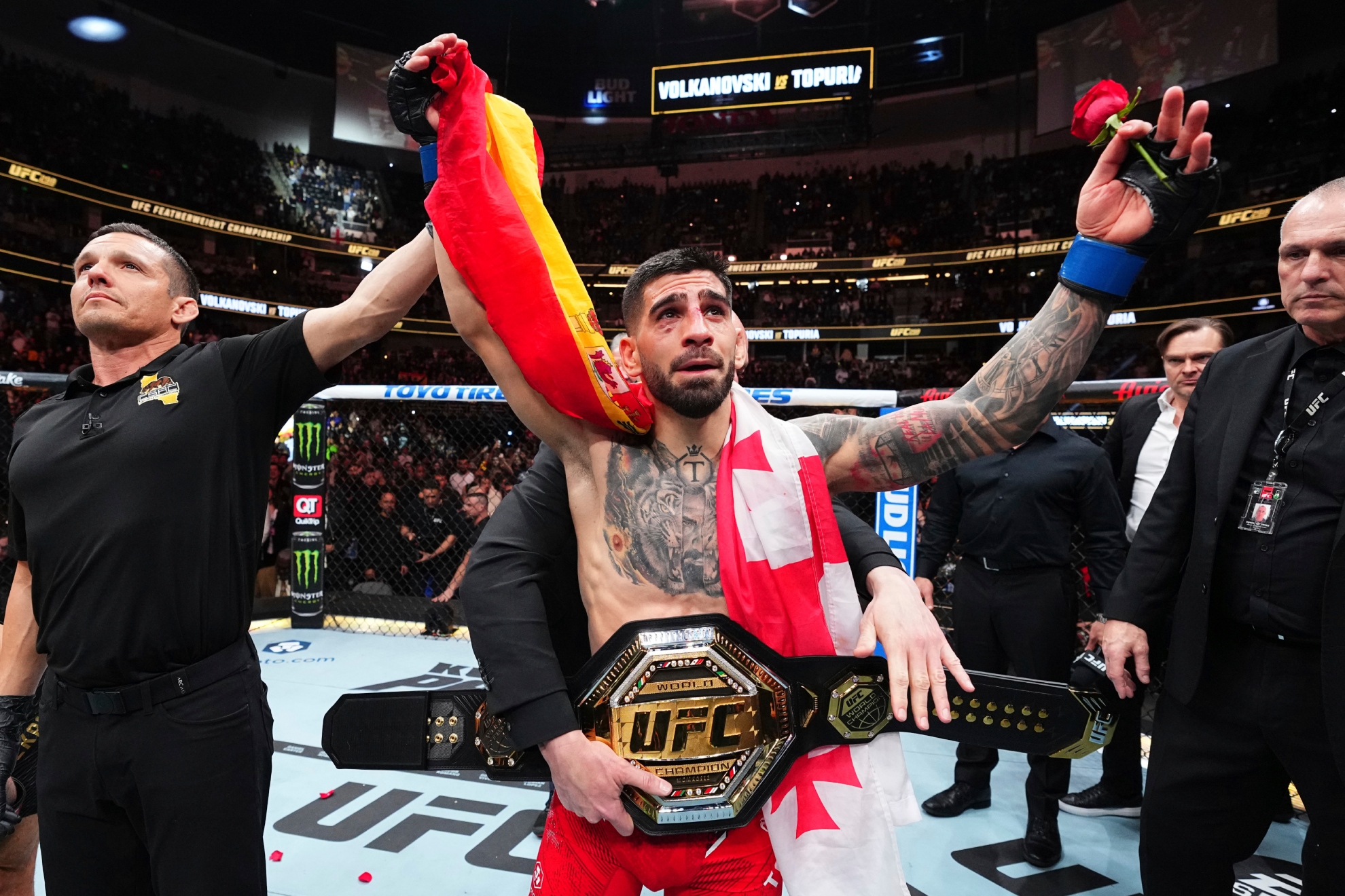 Ilia Topuria celebra su victoria ante Volkanovski.