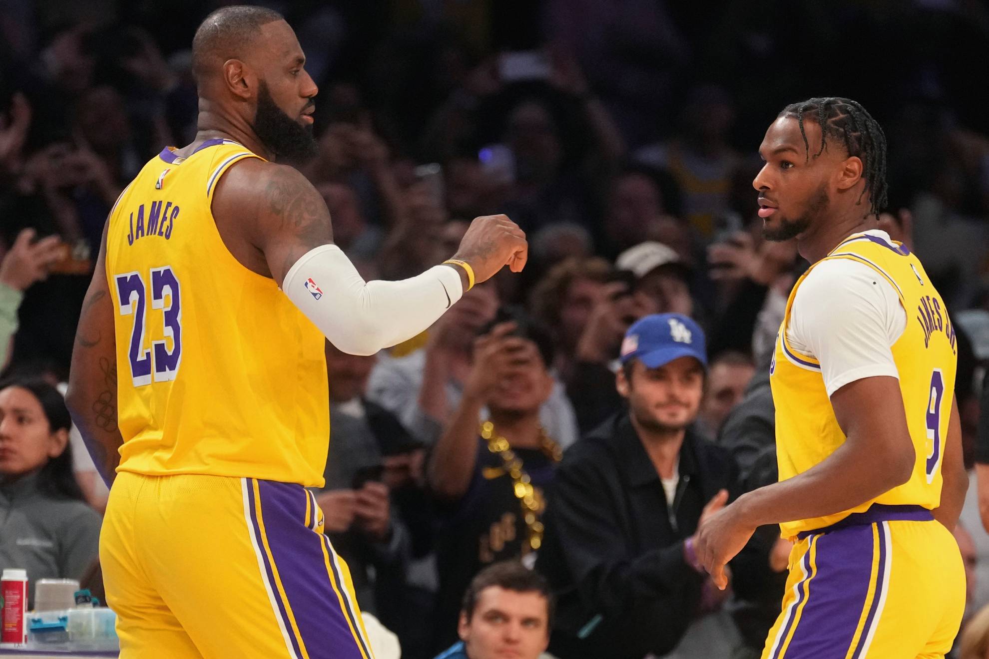 LeBron y Bronny James, en un partido de los Lakers.