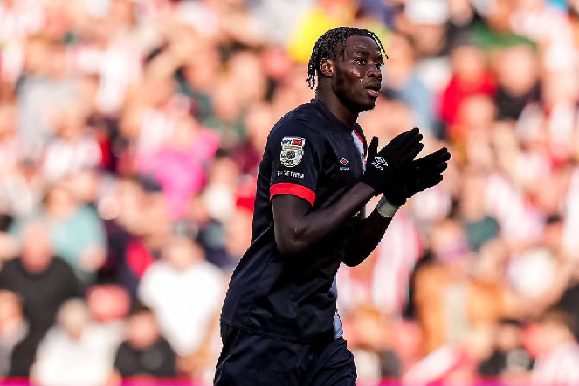 Elijah Adebayo, delantero del Luton Town.