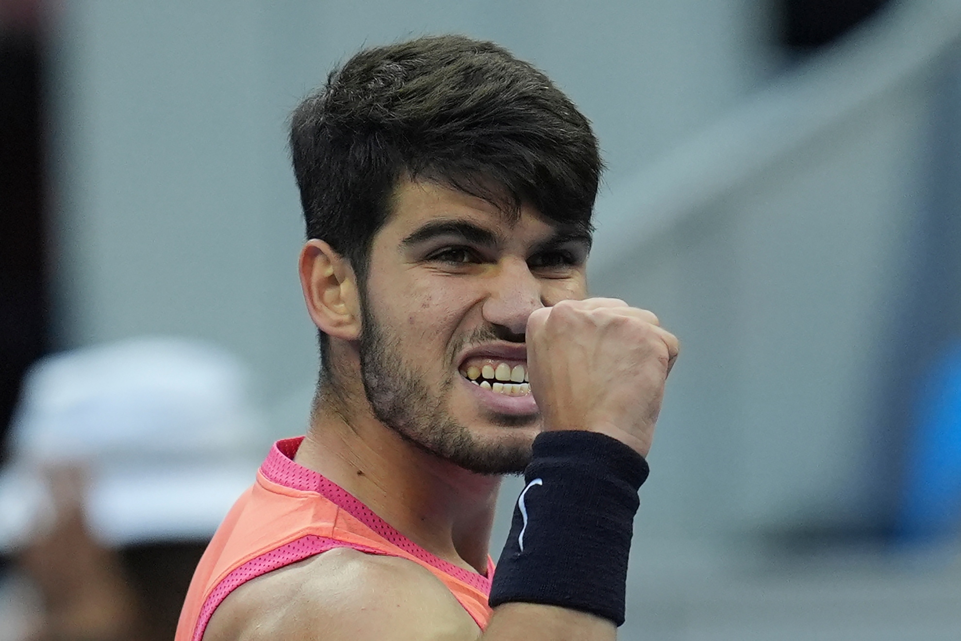 Alcaraz levanta el puño