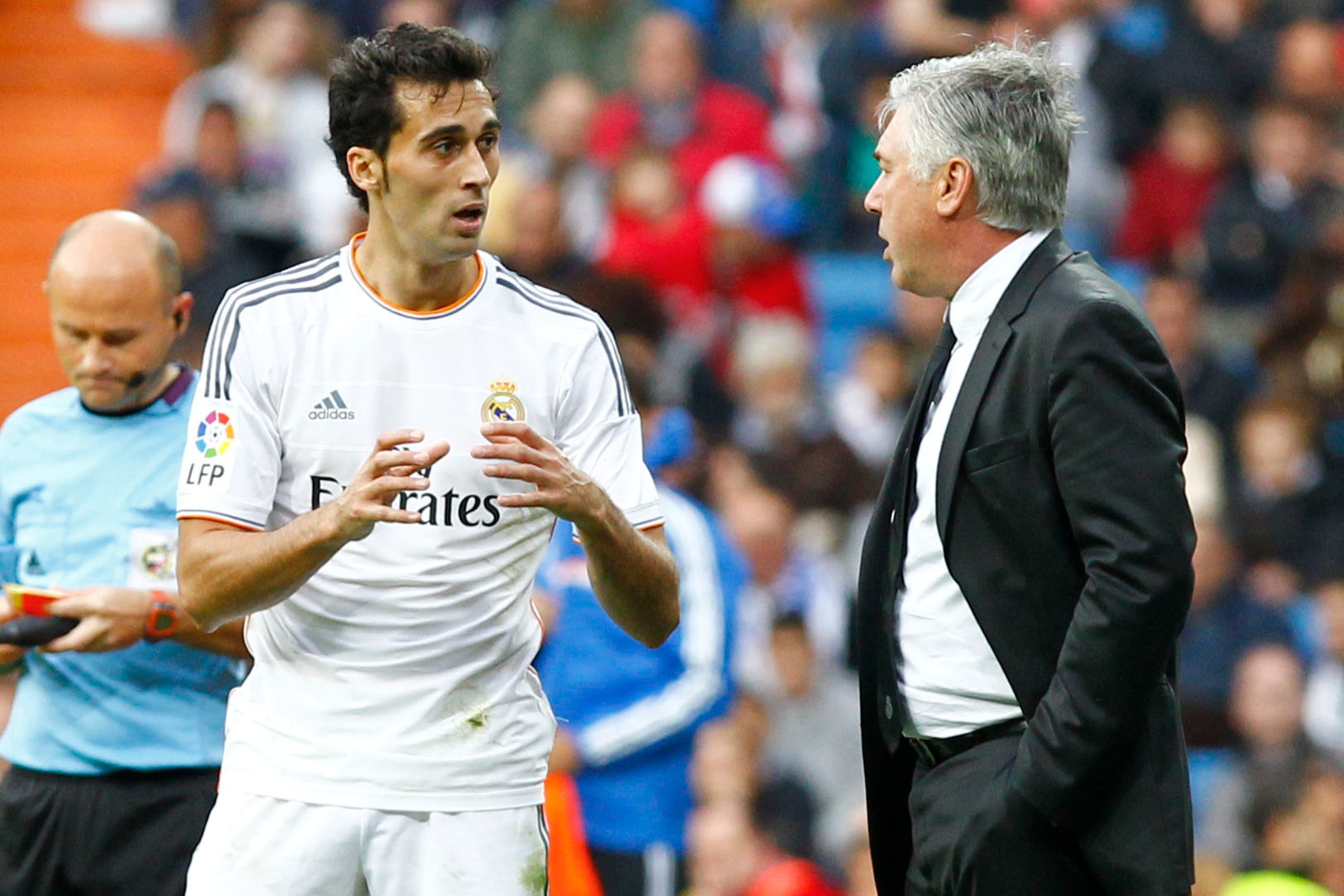 Arbeloa, charlando con Ancelotti a pie de campo en la época como jugador blanco.