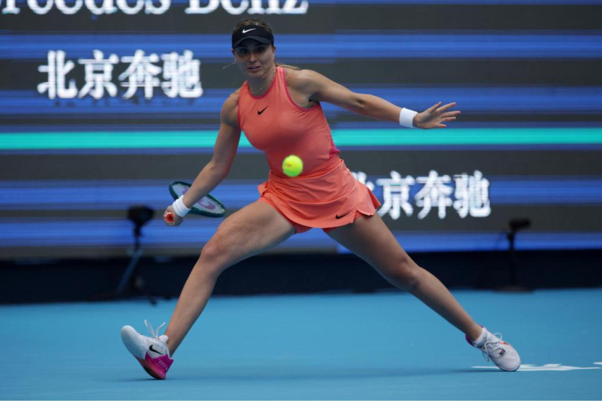 Paula Badosa durante su partido ante la local Zhang.