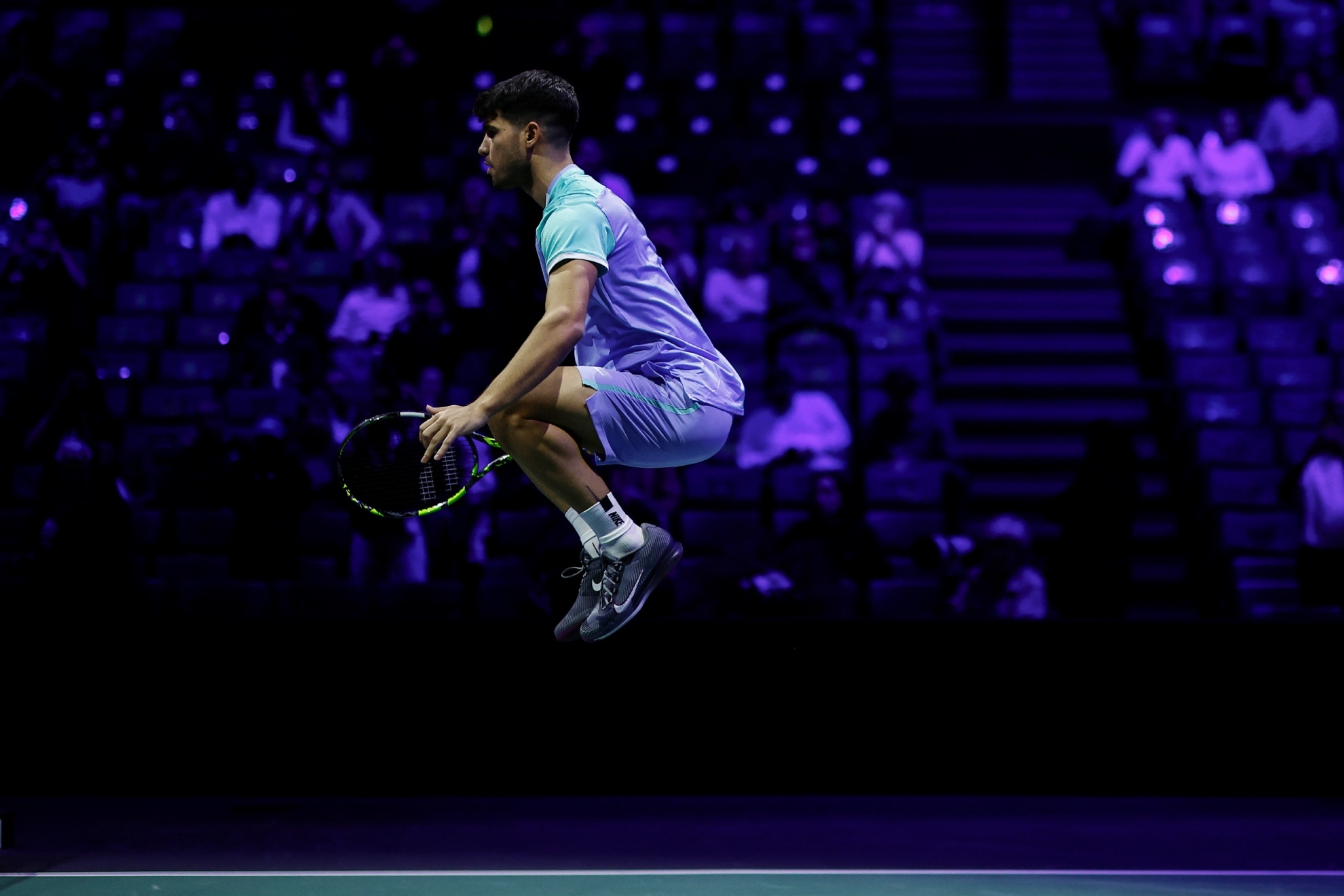Carlos Alcaraz salta antes de empezar su partido frente a Ugo Humbert en los octavos de final del Masters 1000 de París.