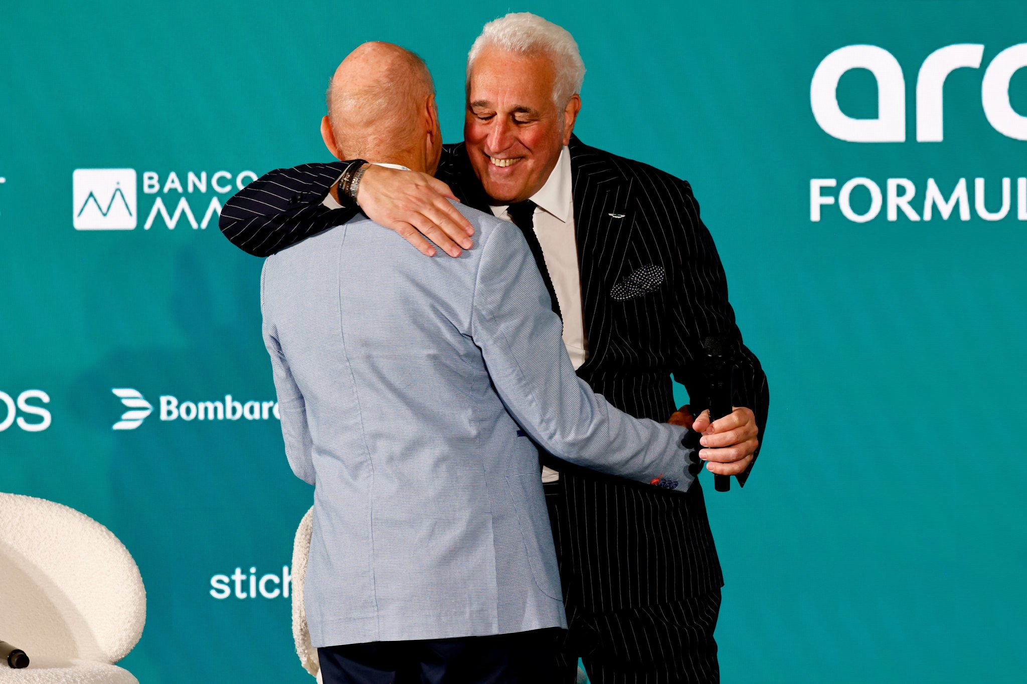 Lawrence Stroll abrazando a Adrian Newey