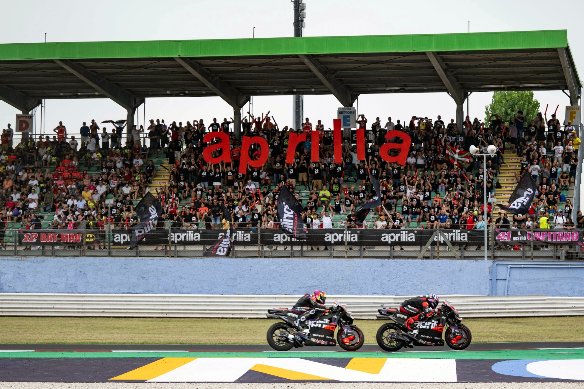 Aleix Espargaró y Maverick Viñales, en Misano.